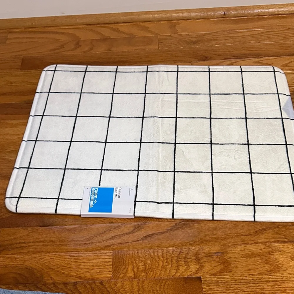NWT Room Essentials Black and White Checkered Bath Mat Set